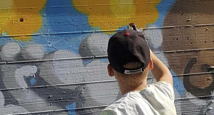 In der Graffitiwerkstatt entsteht ein gemeinsames Werk an einer großformatigen Wand. © Kulturstiftung